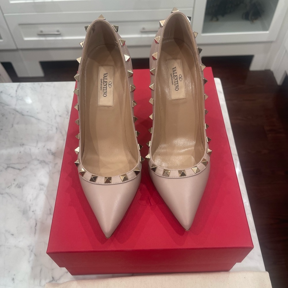 Valentino Rockstud Pumps Poudre Nude Size 35.5 - Picture 1 of 6
